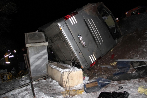 Yolcu Otobüsü Şarampole Devrildi: 1 Ölü, 45 Yaralı