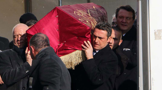 Mustafa Koç’un cenazesinin örtüldüğü kırmızı sancak